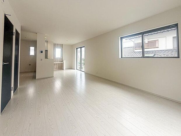 明るい陽光が降り注ぐ広々としたリビングは、家族の笑顔があふれる団らんの場。お子様がのびのびと過ごせます。