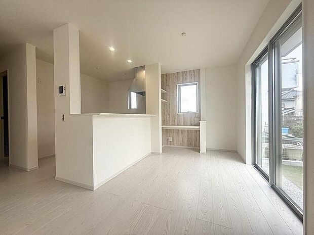 木目調のアクセントウォールとカウンターデスクが、家族のコミュニケーションを育む温かい空間を演出します。