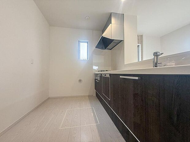 広々とした対面キッチンで、家族との会話を楽しみながらお料理しませんか。豊富な収納と最新設備が、日々の家事をスムーズにサポートします。