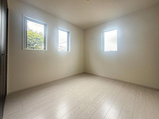 子供部屋や書斎など、多様な使い方が可能です。収納も完備しており、すっきりとした空間を保てます。