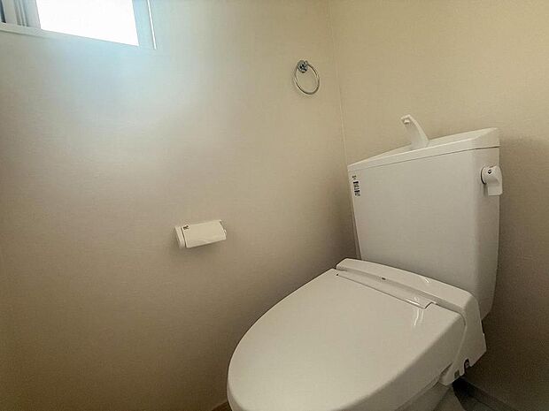 窓から自然光が差し込む明るいトイレは、いつも清潔で快適な空間です。換気もスムーズで、家族みんなが気持ちよく利用できます。