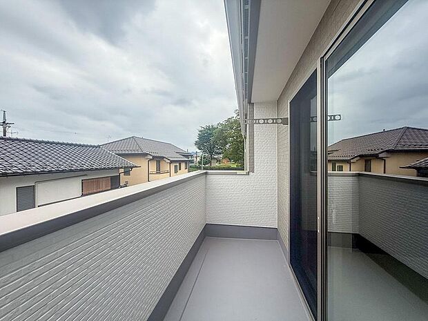 洗濯物を気持ちよく乾かすだけでなく、お子様との外遊びや家族の憩いの場に。開放的な眺望も魅力です。