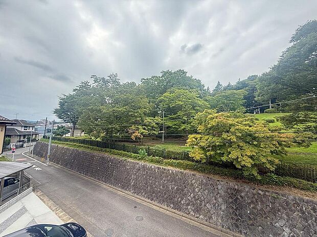 見晴らしの良い眺望は、四季折々の緑を望む絶景。家族の成長を見守る、心豊かな暮らしがここから始まります。