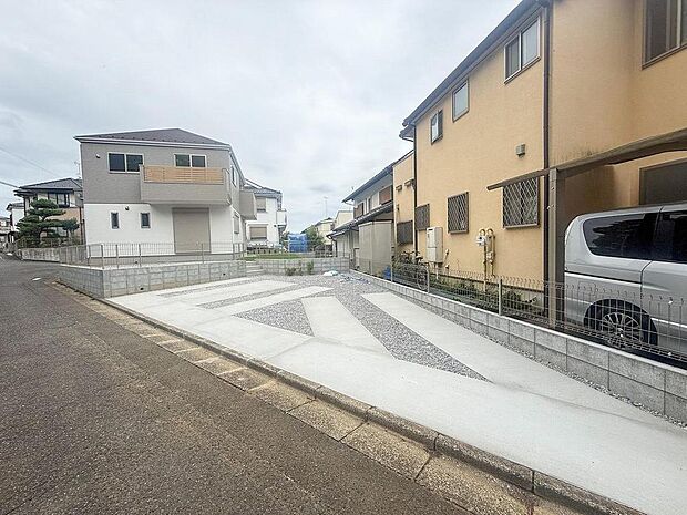 駐車スペースは、複数台駐車可能で来客時も安心。家族の車をスマートに停め、スムーズな日常を。