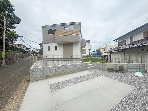 新しい家族の物語が始まる、洗練された外観の住まい。広々とした駐車スペースは、家族の車だけでなく来客時にも重宝し、日々の暮らしにゆとりをもたらします。