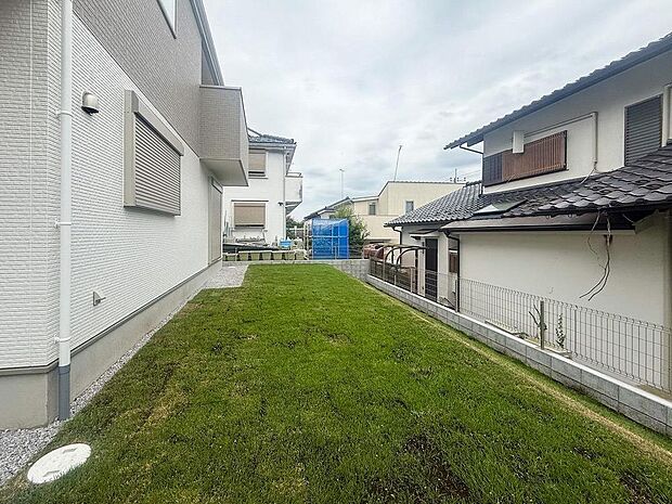 青々とした芝生が広がる庭は、お子様がのびのびと遊べるプライベート空間。家族で季節を感じながら、穏やかな時間を過ごせる豊かな暮らしが叶います。