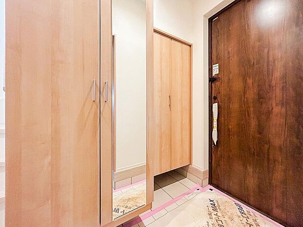 玄関スペースはシンプルでありながら上品なデザインが特徴。来客時にも好印象を与える清潔感があり、収納も備わっているため、靴や小物もすっきり片付けられる使い勝手の良い空間です。