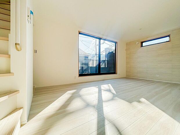 広々としたリビングは、家族全員がのびのびとくつろげる憩いの場所です。明るい光が差し込み、温かみのある空間が、毎日の生活をより豊かで楽しいものにしてくれます。家族みんなで集まるのが楽しみです。