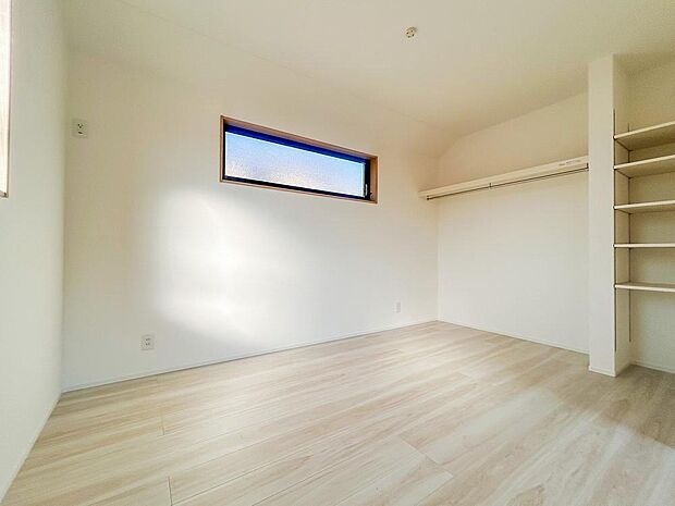 居室は広々としており、窓から差し込む光で明るく、気持ちよく過ごせる空間です。清潔感が保たれており、快適な毎日をお過ごしいただけます。趣味やリラックスの時間が楽しめる居室です。