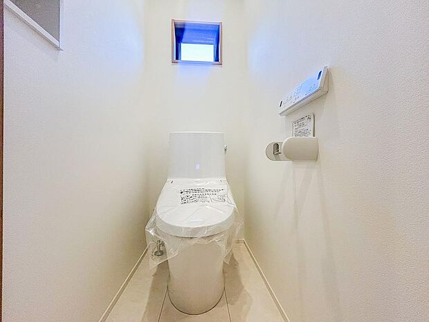 清潔感が漂う新築のトイレ。シンプルながらも機能的な設計がされており、使いやすさが魅力です。広めのスペースが心地よさを感じさせ、毎日の生活を快適にサポートしてくれます。