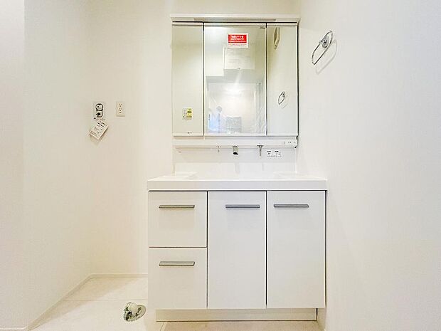 シンプルでありながらモダンなデザインが魅力の洗面化粧台。ゆったりとしたスペースと収納力があり、毎朝の準備がスムーズに。使いやすさが際立ち、生活を快適にしてくれます。