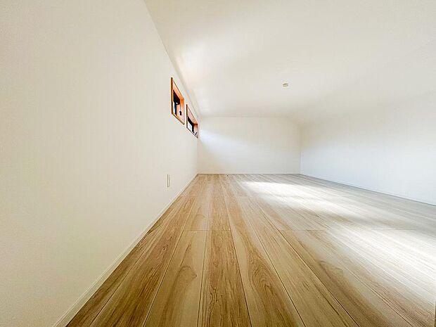 天井を活かした小屋裏収納がある住まい。かさばる荷物をしっかり収められるので、居室を広く使えて毎日の生活にゆとりが生まれます。秘密基地のような楽しさも魅力です。