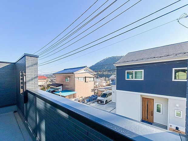 洗濯物がよく乾く明るいバルコニーは、風通しも良く、家事の効率が高まる環境です。広さがあるため、お洗濯物をたっぷり干せるのが嬉しいポイントで、日々の生活にゆとりが生まれます。