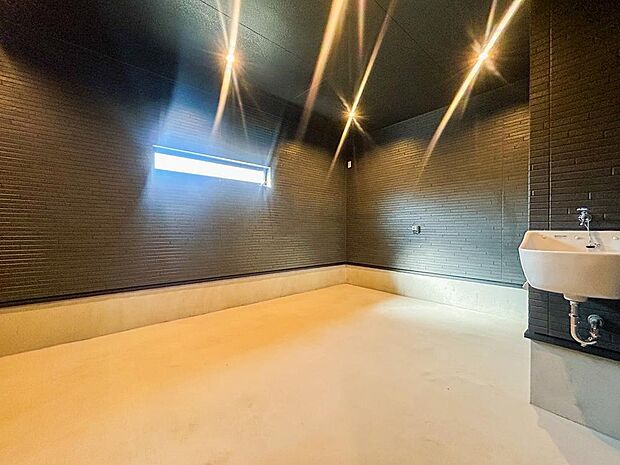 ビルトインガレージは、車を安全に保管できるだけでなく、荷物の運び込みも快適です。天候に影響されずに駐車できるため、車を使うご家庭にとって使い勝手の良い住まいです。