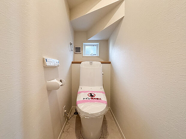 光りを取り込む窓の有るトイレスペース。ついつい考え事をしてしまうほど落ち着く空間です。