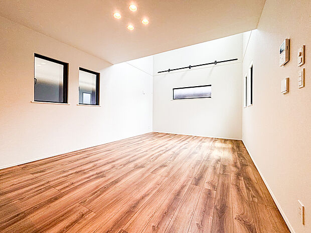 天井まで広がるダイナミックな吹き抜けLDK。光が降り注ぐ開放的な空間で、家族の笑顔が自然と集まります