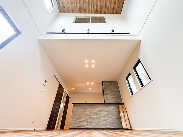 デザイン性豊かな吹き抜けが、明るいリビングの開放感を演出。ご家族様皆様がのびのびと生活をお過ごしいただけます。