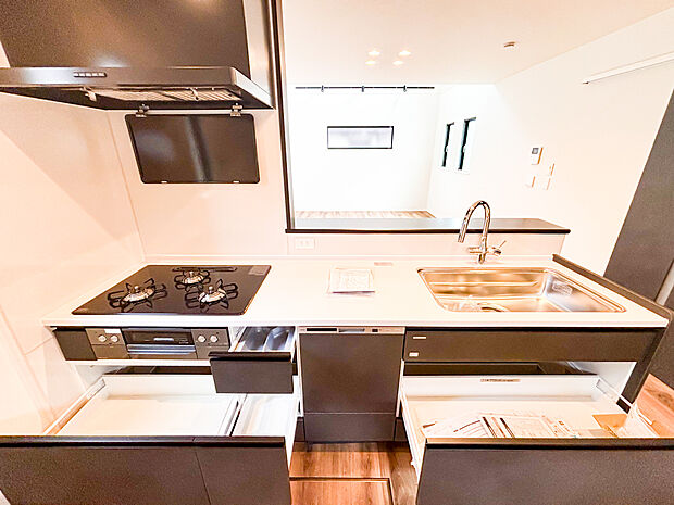 食洗器、浄水器、3口コンロ完備の対面式システムキッチン。料理が作りやすい環境は整っております。