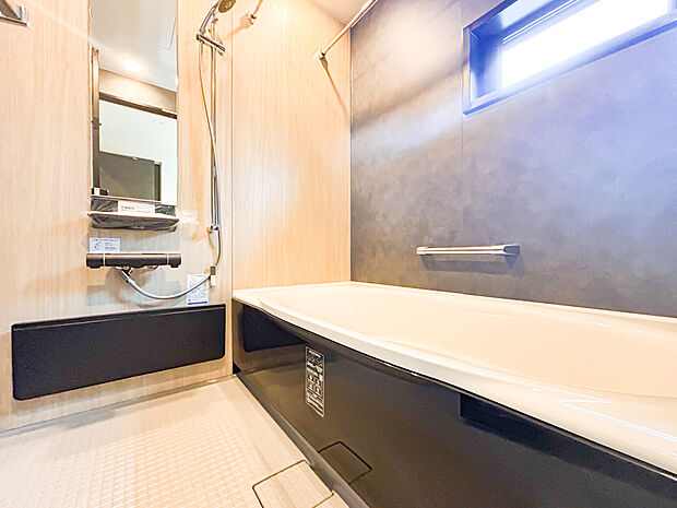 広々としたユニットバスは、足を伸ばしてゆったりくつろげる癒しの空間。お風呂好きにはたまらない心地よいひとときを叶えます。