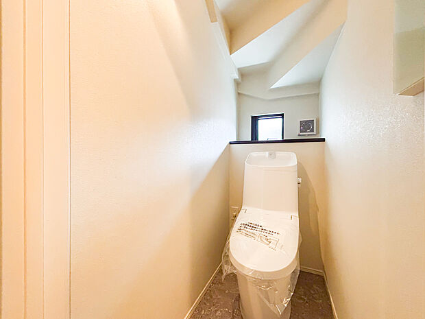 光りを取り込む窓の有るトイレスペース。ついつい考え事をしてしまうほど落ち着く空間でございます。