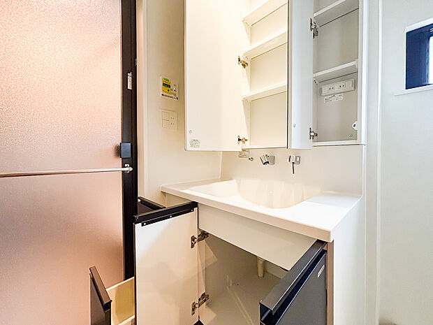 三面鏡で、使い勝手の良い洗面化粧台。鏡部分の中にはキャビネット収納を完備。毎日の身だしなみはここから始まります。