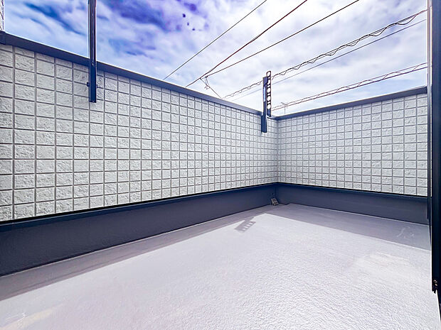 広々としたルーフバルコニーは、圧迫感のない開放空間。ガーデニングや日光浴など、自由にお楽しみいただけます。