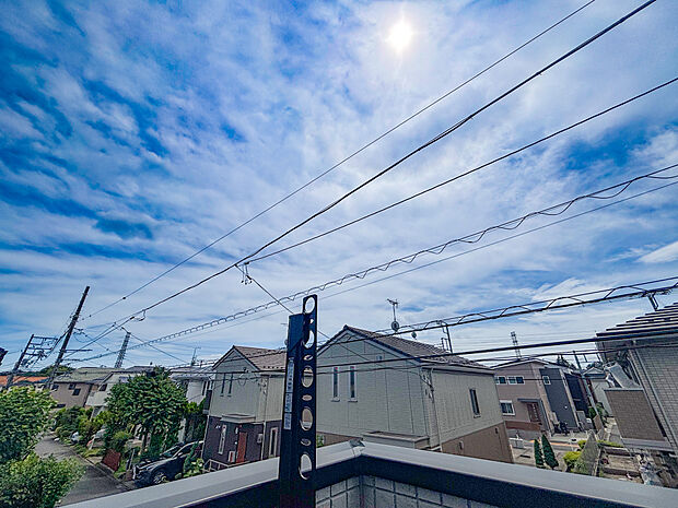 ここから見渡すと澄み渡る青い空に、心地よい風と暖かい日差しが駆け巡ります。