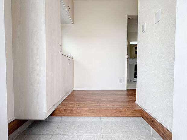 玄関にはコの字型収納のため、写真や鍵置きなどが置けるスペースがもうけられております。