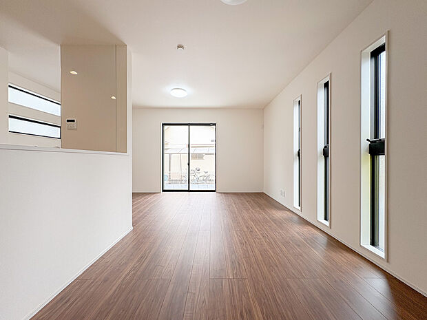 南向きのリビングは、日当たりがとても良好で明るく開放的な雰囲気を楽しむことができるお部屋となります。