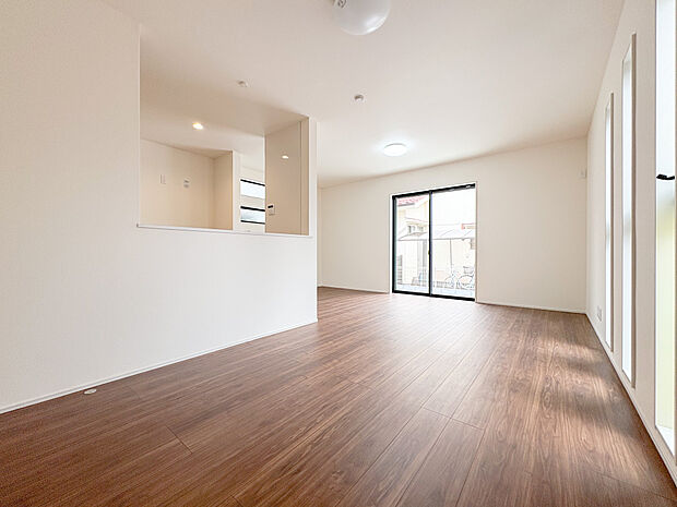 木目調の床材のため、その自然な風合いが温かみを感じさせ、全体にリラックスした雰囲気をもたらします。