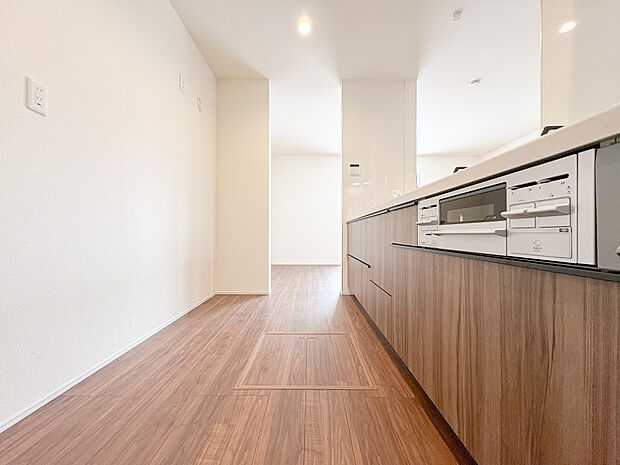 対面式キッチンのため、ご家族やご友人と自然に会話を楽しみながら調理を進めることができます。