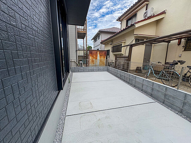 駐車スペースが2台分設けられているため、車以外の自転車やバイクなども駐車可能です。