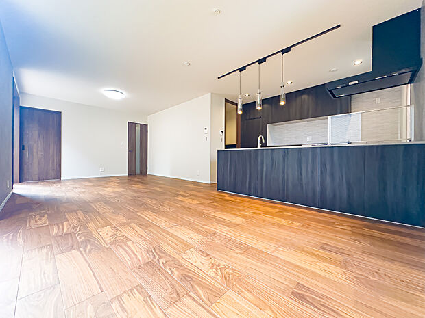 約22帖の広々としたLDKは、開放的な雰囲気で住まう人の暮らしをワンランク上に導いてくれる、そんな期待に満ちた住空間です。2025/6/23撮影