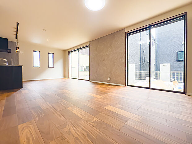 日当たり良好なLDKは、温かな陽光がご家族の団欒を演出してくれます。帰ってきたくなる場所、安心できる場所として、リビングの住まいにおける役割は重要です。1階は電動シャッターを採用しております。