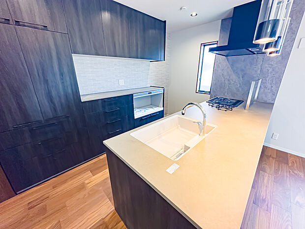 毎日のお料理をするにあたって、キッチンの機能性は重要事項。豊富な収納力を誇る収納を上下に完備した、使い勝手の良いキッチンです。カップボードにはダストボックス・蒸気処理機能が標準装備されています。