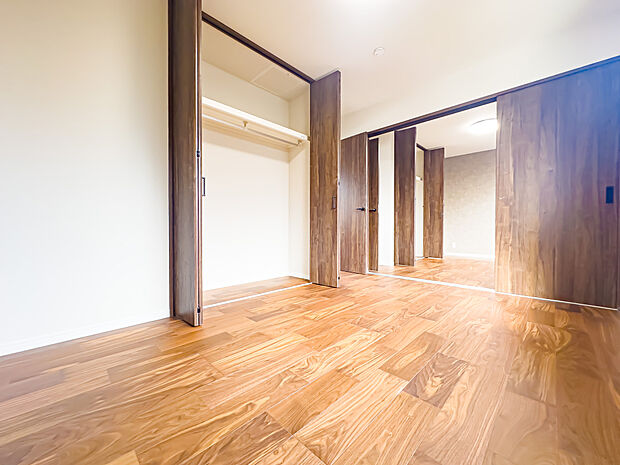 約6帖の居室は、可動間仕切りを開ければ約12帖の広がりのある空間に!2部屋としてももちろんご利用いただけます。2025/6/23撮影