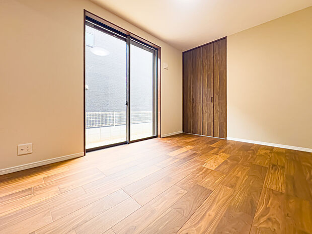 1階約6帖の居室。木目調のお部屋は飽きが来ず、家具やレイアウトが映えるお部屋です。電動シャッターを採用しております。2025/6/23撮影