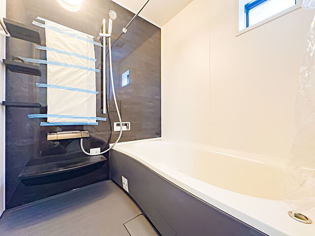バスルームは、1日の疲れを取り、心身を癒すことができる場所。住まいの中のリラクゼーション空間です。浴室乾燥機も完備されております。2025/6/23撮影