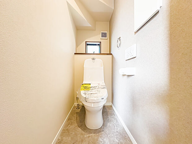 光を取り込む窓のある、温水洗浄便座完備のトイレスペース。ついつい考え事をしてしまうほど落ち着く空間です。2025/6/23撮影