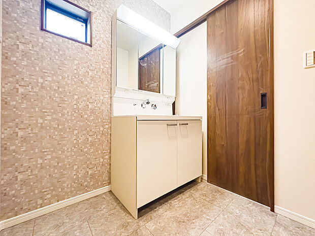 三面鏡で、使い勝手の良いシャワードレッサー。鏡部分の中にはキャビネット収納を完備。下部にも収納がございます。毎日の身だしなみはここから始まります。2025/6/23撮影