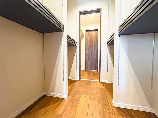 食料品のストックや調理器具など、諸々収納することが可能なパントリーを完備しております。FCL、洗面スペースに繋がっています。2025/6/23撮影