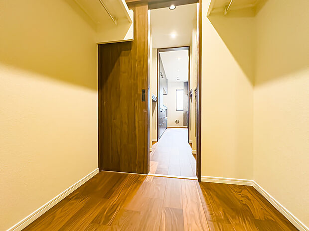 ご家族のお洋服を収納することが可能な、FCLをご用意しております。お洋服だけではなく、家電など諸々収納することが可能です。2025/6/23撮影