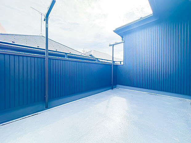 日当たり、風通しともに良好なワイドなバルコニースペースです。アウトドアチェアなどを置くことができるスペースがございます。2025/6/23撮影