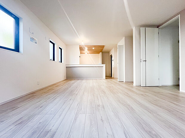 家族が自然と集まる広々としたリビング。大きな窓から陽の光が降り注ぎ、開放感と温もりが広がる空間です。ゆったりとくつろげる場所で、穏やかで心地よい時間を家族みんなで楽しめます。