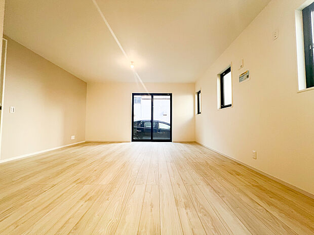 リビングに広がる柔らかな光と開放感が、日常の疲れを癒してくれる空間です。ゆったりとした広さでくつろぎの時間を楽しむことができ、心地よい暮らしが叶います。