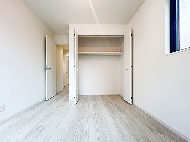 広々とした居室は、たっぷりと日差しが差し込み、ゆったりとしたくつろぎのひとときを楽しめる空間です。清潔感と快適さが保たれており、穏やかで心地よい毎日を支えてくれます。