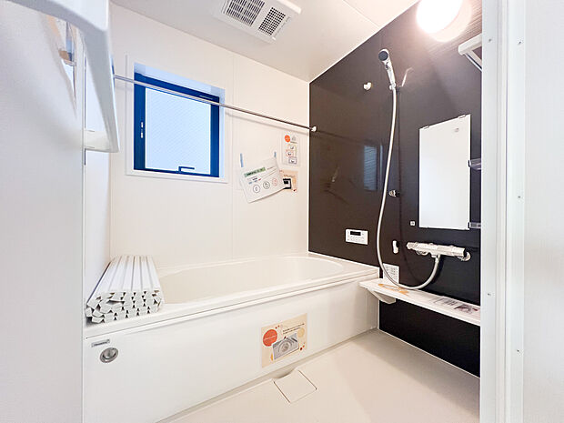 広々としたバスルームで、家族みんなが快適に使える空間です。モダンなデザインと清潔感が保たれ、ゆったりとした浴槽がリラックスできるひとときを提供します。1日の終わりに心から癒されます。