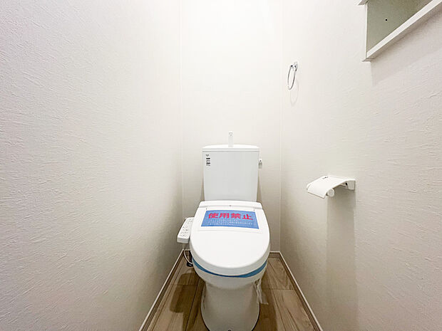 トイレには新築ならではの清潔感が漂い、シンプルなデザインが心地よい空間を作ります。広めのスペースでリラックスして使える設計がされており、日々の生活がより快適です。