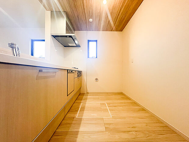 広々としたキッチンは、家族みんなで料理を楽しむのにぴったり。収納力が充実しており、調理器具や食材もすっきり片付けられます。さらに、お手入れがしやすい設計で、毎日の料理が快適に進みます。