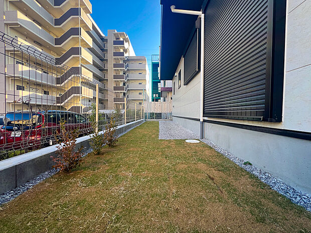 広々としたお庭は、ガーデニングや家庭菜園を楽しむスペースとしてお勧めです。ゆったりとした空間で、季節ごとの植物を育てる楽しみが広がり、外でのひとときをのんびりと過ごせます。穏やかで心癒される空間です。